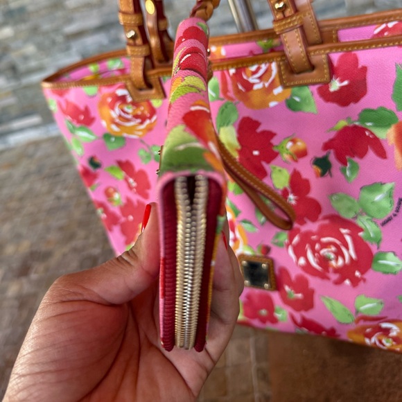 Dooney and Bourke shoulder bag with wallet (rare) - Picture 2 of 16